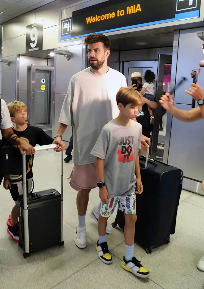 Gerard Piqué viajando con sus hijos.