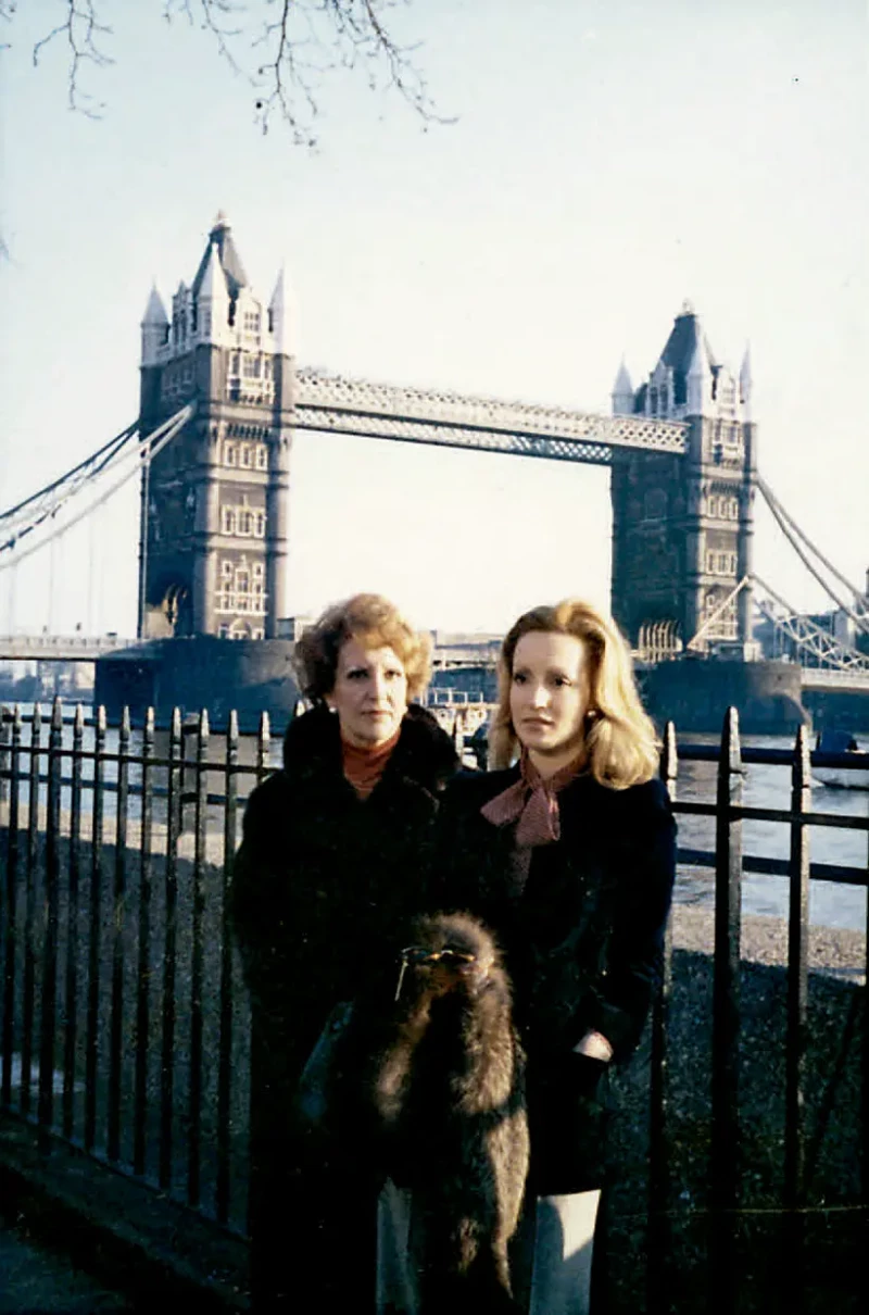 Carmen Lomana con su madre en Londres.