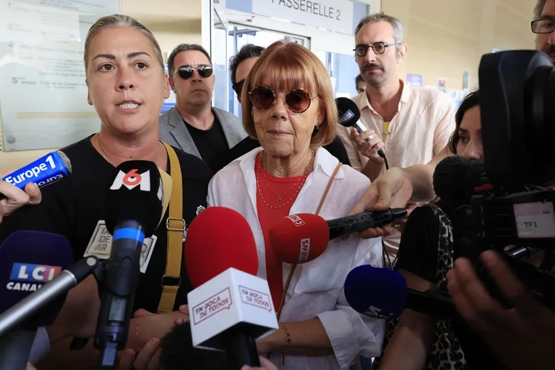 Caroline, con su madre Gisele Pelicot durante el juicio.