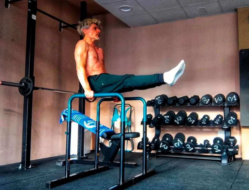 Nacho Guerreros ejercitándose en el gimnasio.