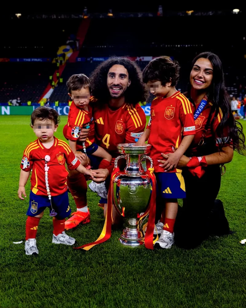 Cucurella y familia.