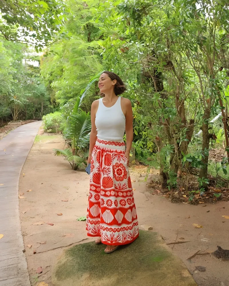 Tamara Falcó en un bosque.