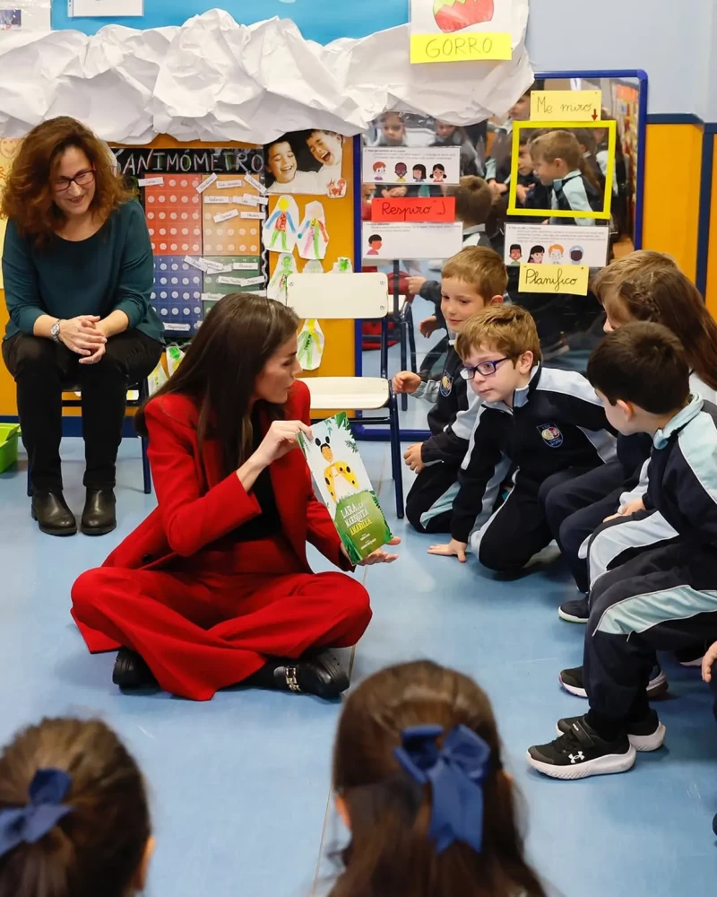 Letizia hablando con niños