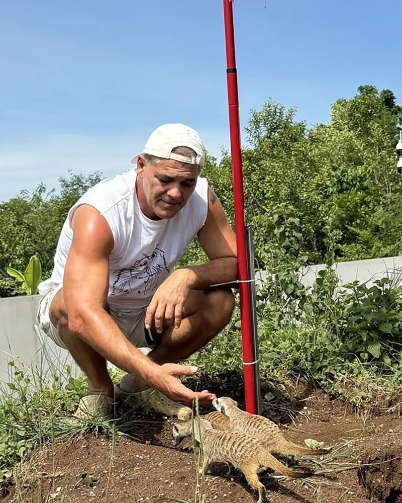 Frank Cuesta con animales en su santuario