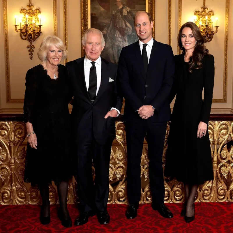 Camilla, Carlos y Guillermo y Kate en uno de los salones de Buckingham, donde trabajan unos 800 empleados.