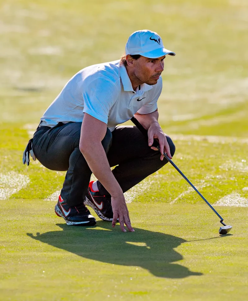 Rafa Nadal jugando al golf