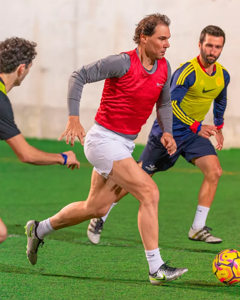 Rafa Nadal jugando a fútbol