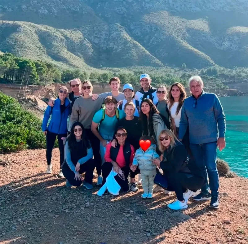 Rafa Nadal con su familia junto a un lago.