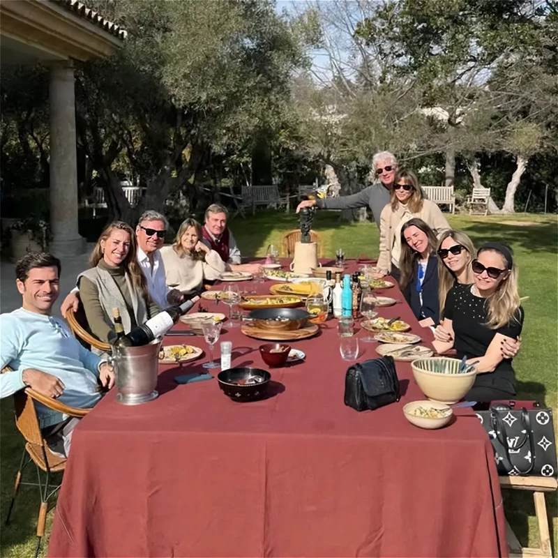 Richard y Alejandra Gere durante una comida con amigos en el jardín de su casa.