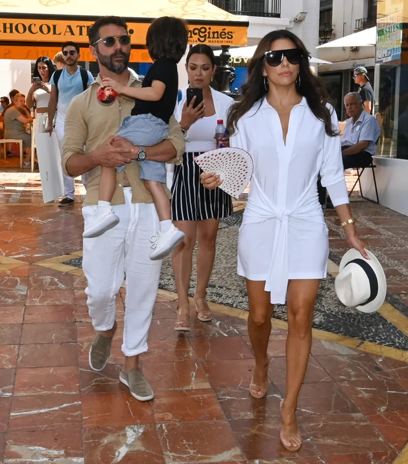 Eva Longoria con su marido y su hijo paseando por las calles de Marbella.