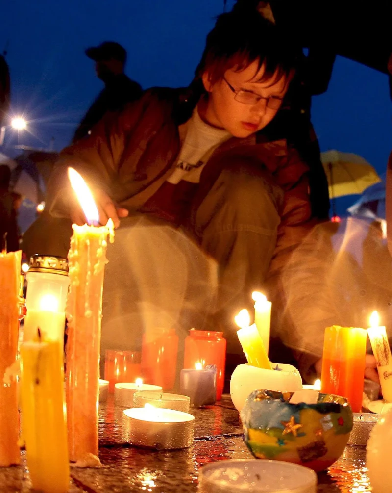 Personas poniendo velas