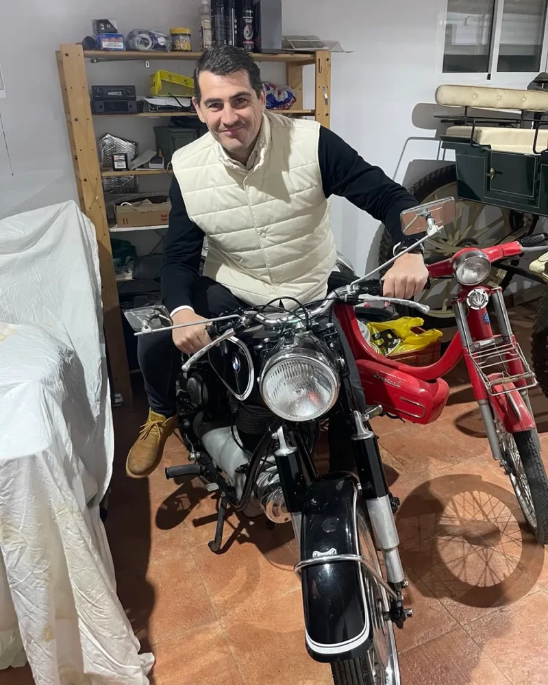 Iker Casillas montado en una moto