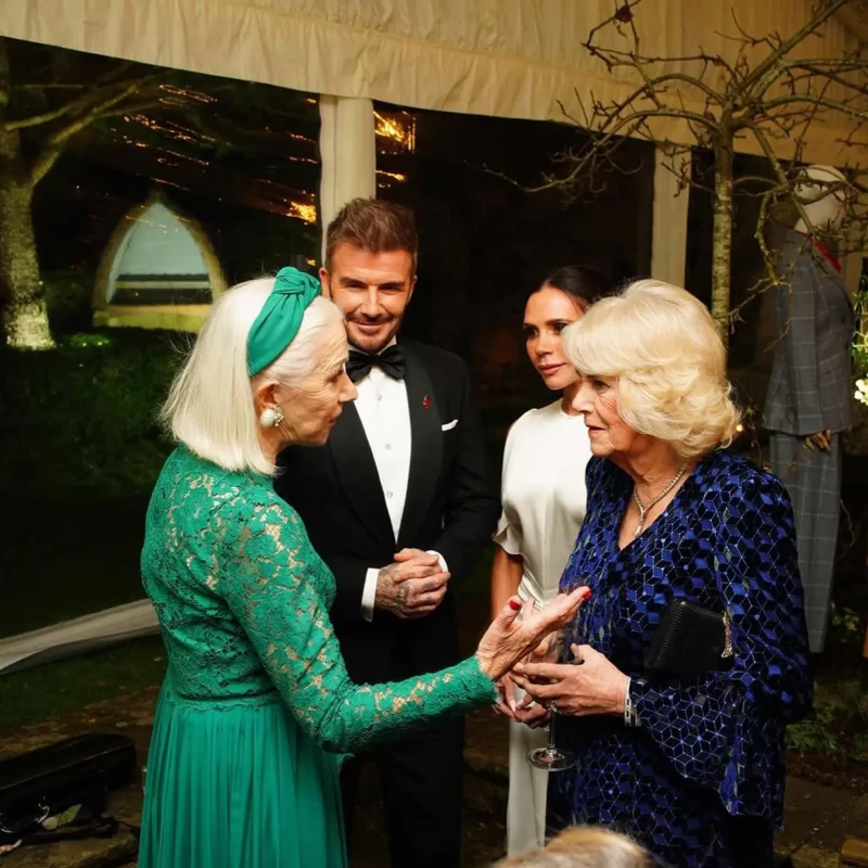 Camilla Parker-Bowles charlando con la actriz Helen Mirren y con David y Victoria Beckham