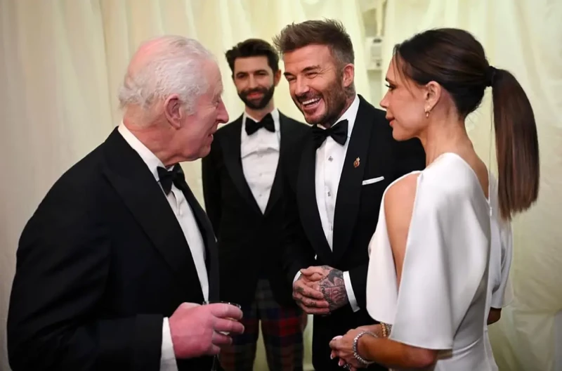 Carlos de Inglaterra charlando con David y Victoria Beckham