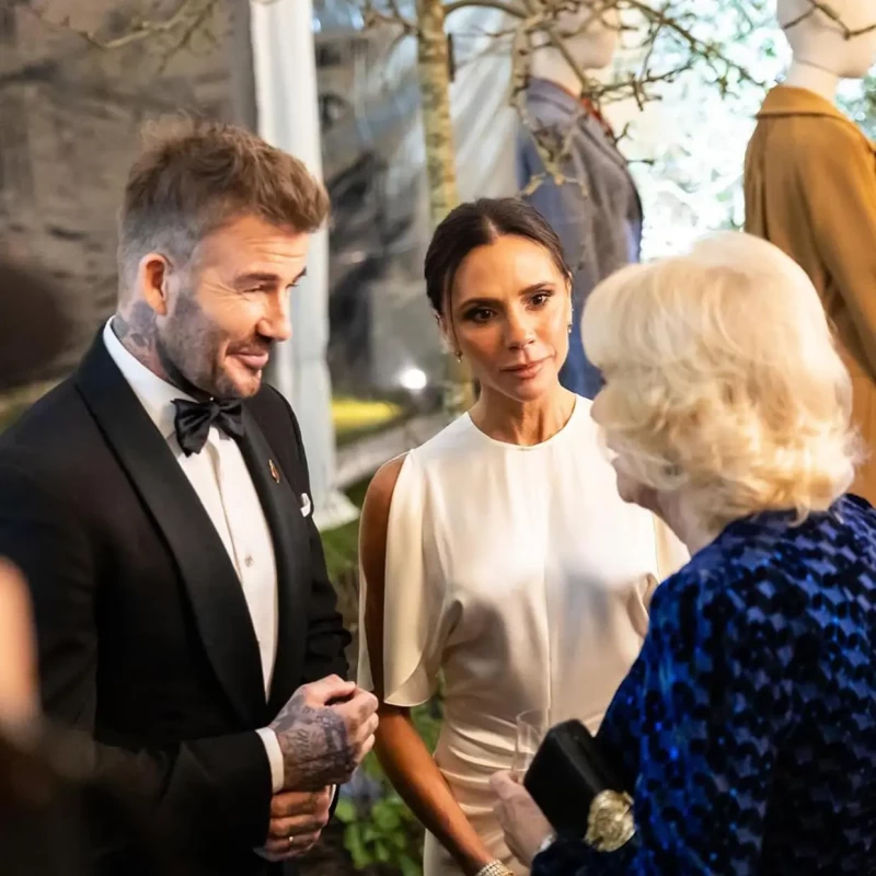 Camilla Parker-Bowles charlando con David y Victoria Beckham