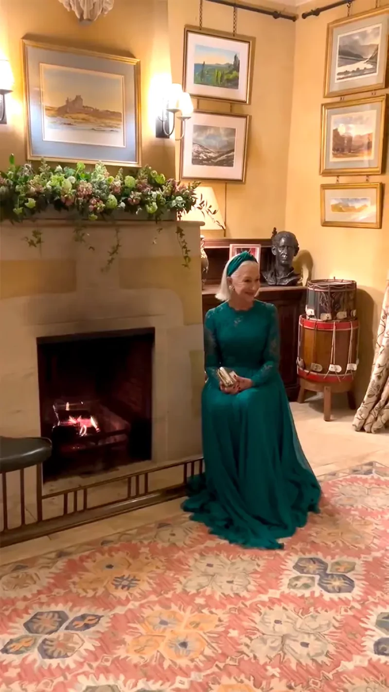 Helen Mirren sentada junto a un chimenea