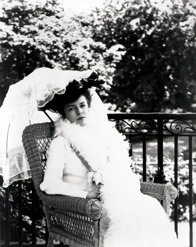 La hija de Theodore Roosevelt fumando en el tejado de la Casa Blanca.