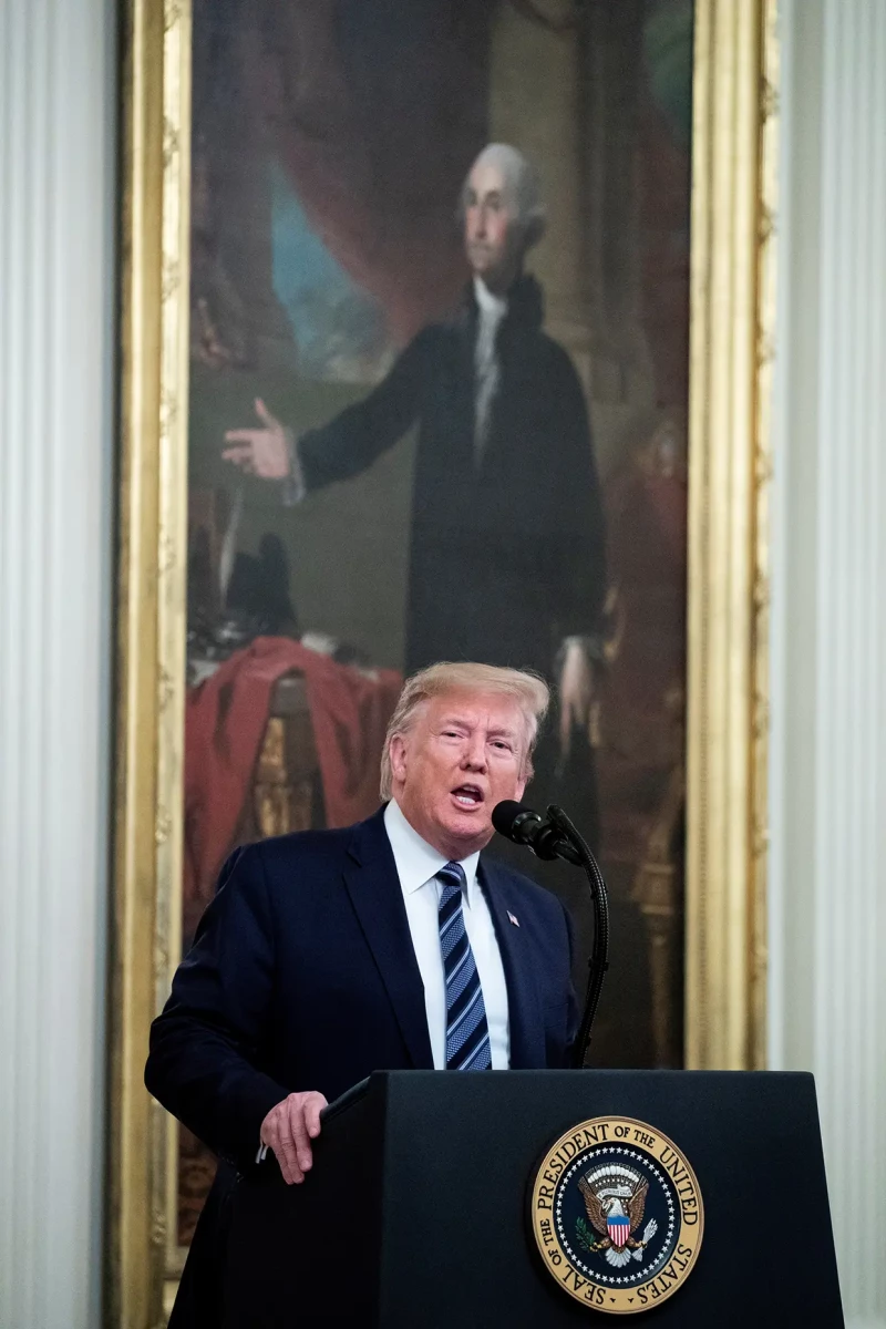 Donald Trump delante del retrato de George Washington