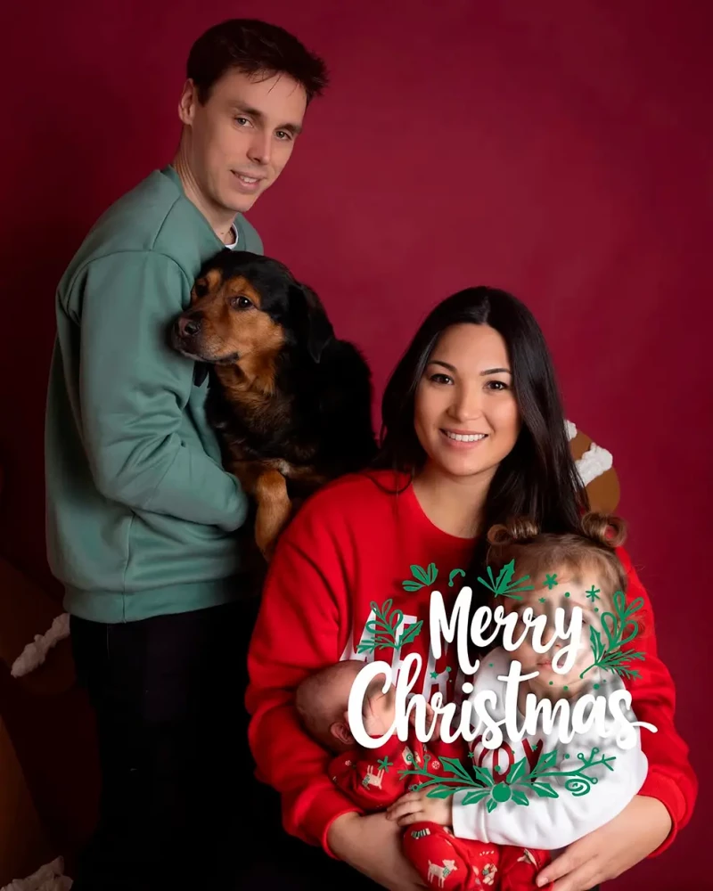 El hijo de Estefanía de Mónaco, Louis Ducruet con su pareja, su perro y su primera hija en una felicitación navideña.