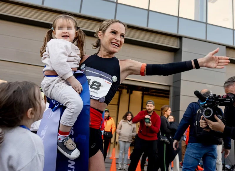 Verdeliss celebrando la victoria en una de las seis pruebas que ganó en el Desafío Mundial del Maratón.