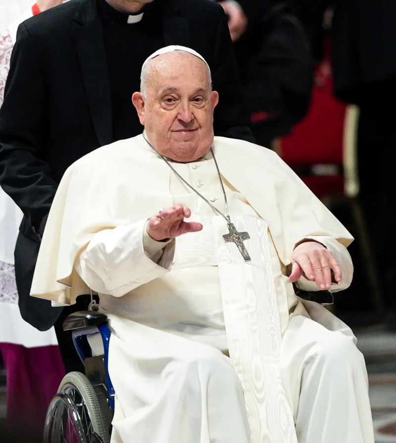 El Papa Francisco en silla de ruedas.