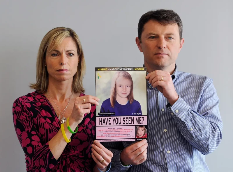 Los McCann mostrando juntos un cartel de su hija Madeleine, desaparecida