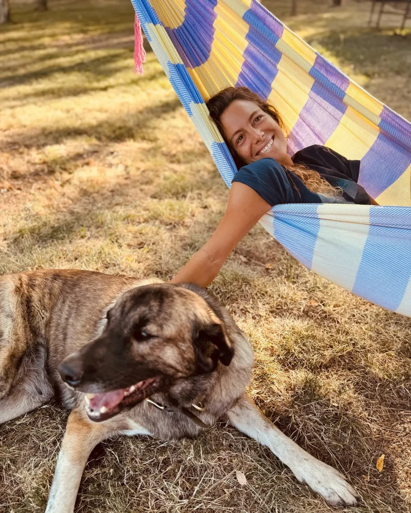 Laura Madrueño tumbada en una hamaca junto a su perro