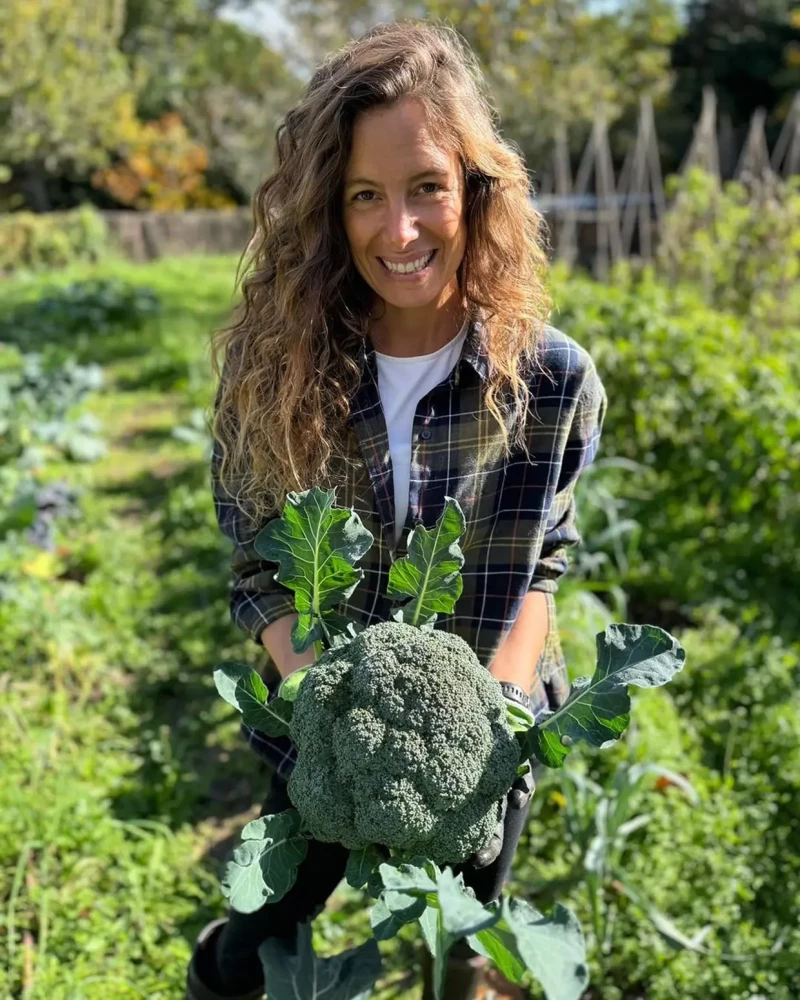 Laura Madrueño mostrando un broccoli