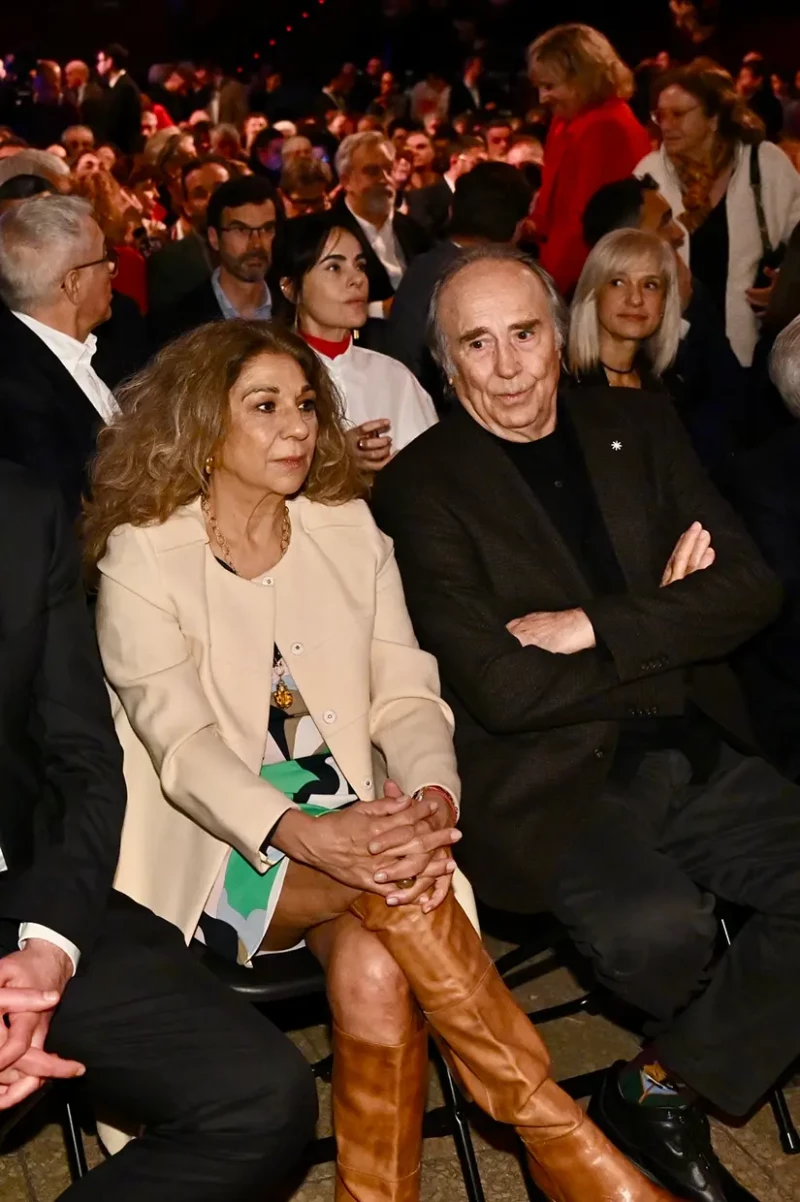 Lolita y Serrat sentados entre el público del evento.