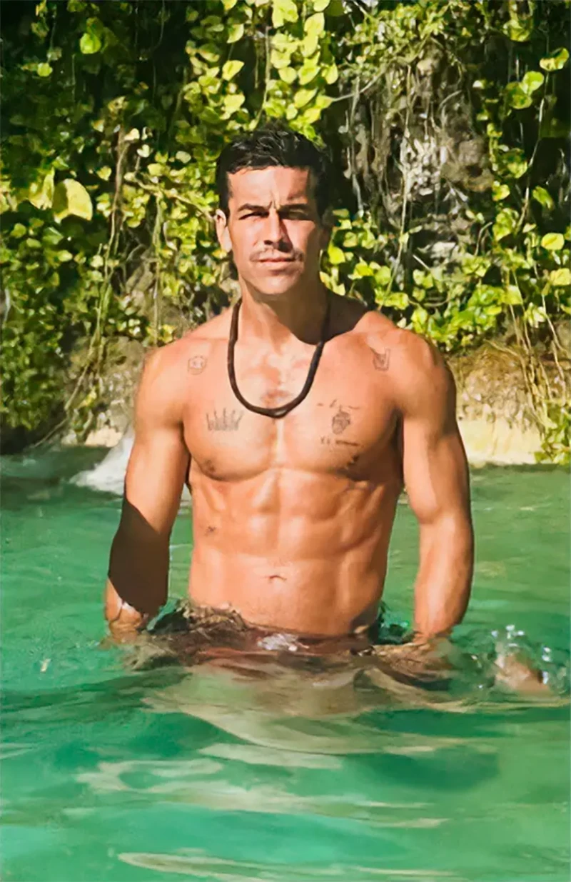 Mario Casas posando en el agua y sin camiseta