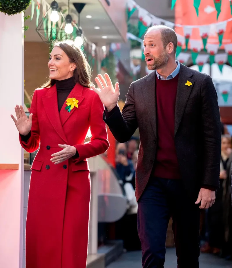 Guillermo y Kate saludando a la gente durante su visita a Gales