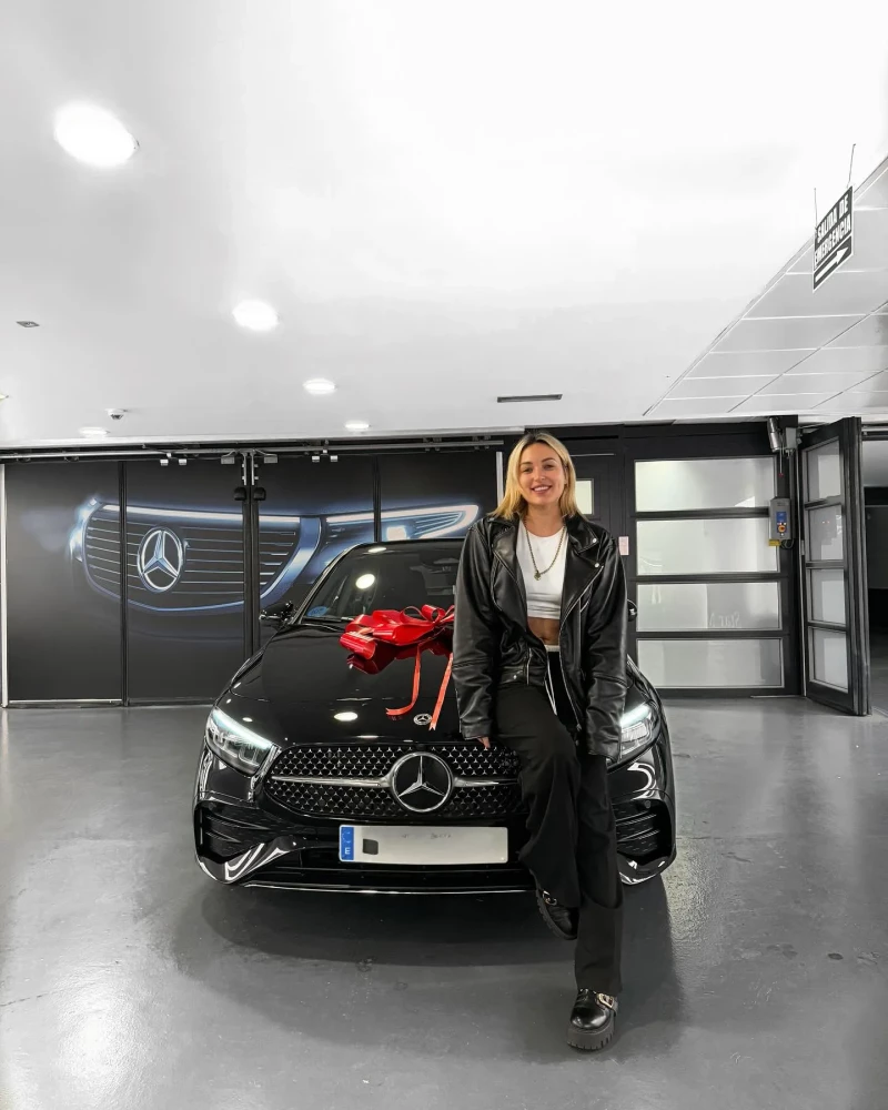 Marta Riesco con su coche nuevo.