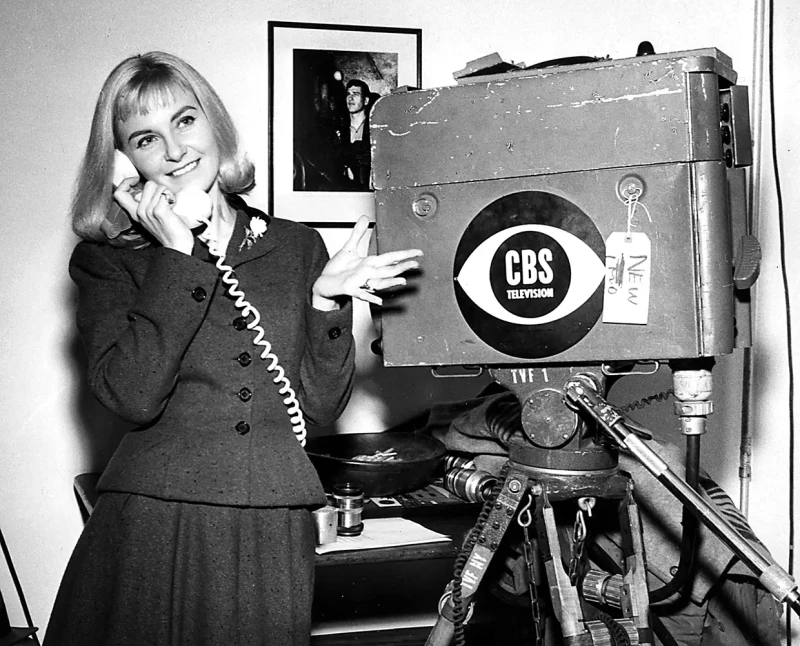 joanne woodward junto a una cámara en sus inicios