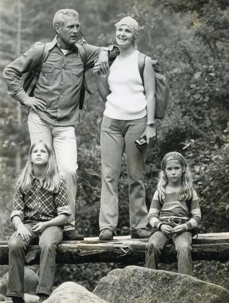 joanne woodward junto a paul newman y a sus tres hijas durante una excursión