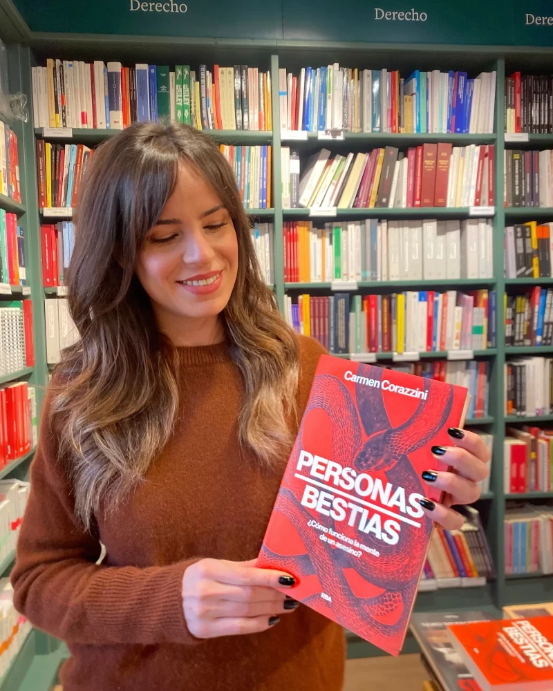 Carmen Corazzini con su libro, 'Personas bestias'.