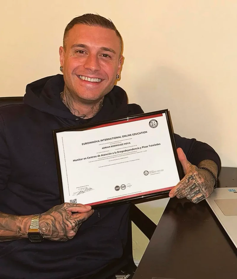 Adrián Rodríguez posa con un diploma