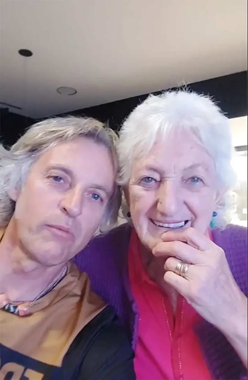 Jesús Calleja con su madre, María