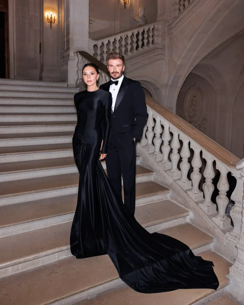 Victoria Beckham y David Beckham posando en las escaleras del Louvre