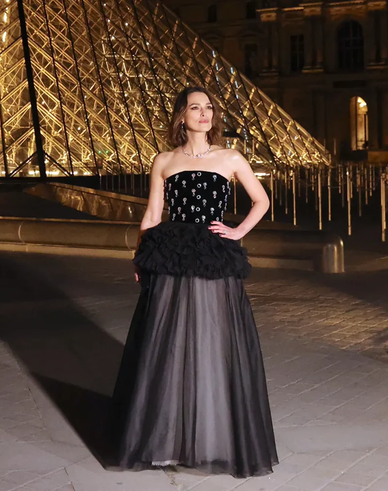 Keira Knightley posando delante del Louvre.