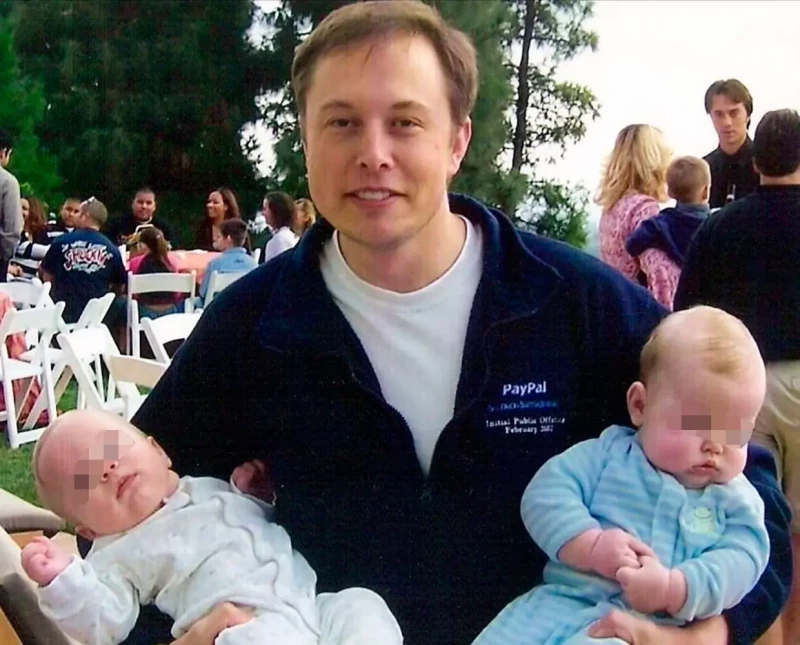 Elon Musk joven con sus bebes