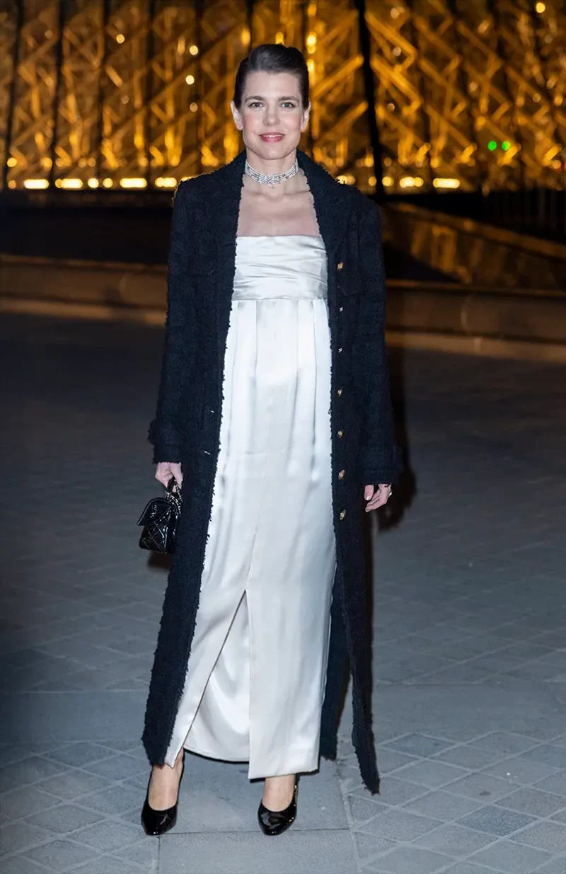 Carlota Casiraghi posando delante del Louvre.