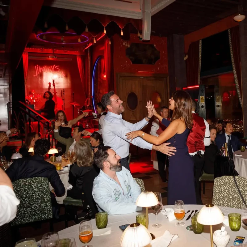 María José Suárez celebrando su 50 cumpleaños con sus amigos