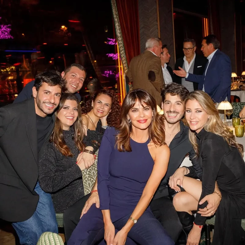 María José Suárez celebrando su 50 cumpleaños con sus amigos