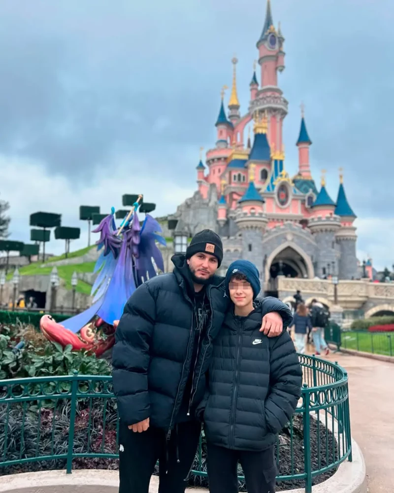 Homar Montes con su hijo en Disneylandia.