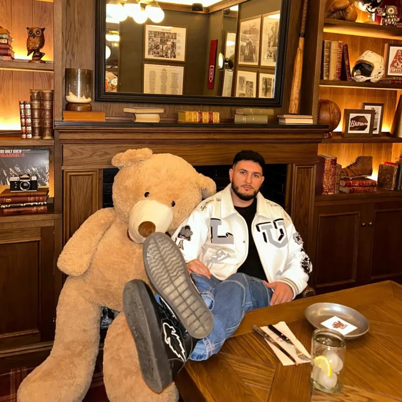 Omar Montes sentado con los pies encima de la mesa junto a un peluche.