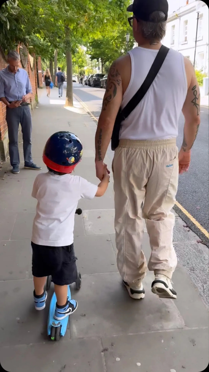 Robbie Williams paseando con su hijo