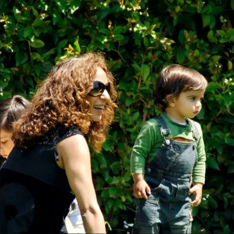 Rosario Flores con su hijo pequeño