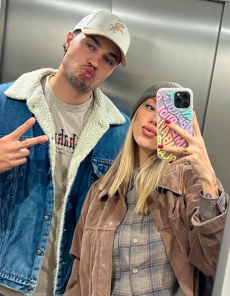 Carlo Costanzia y Alejandra Rubio posando juntos para un selfie dentro de un ascensor.