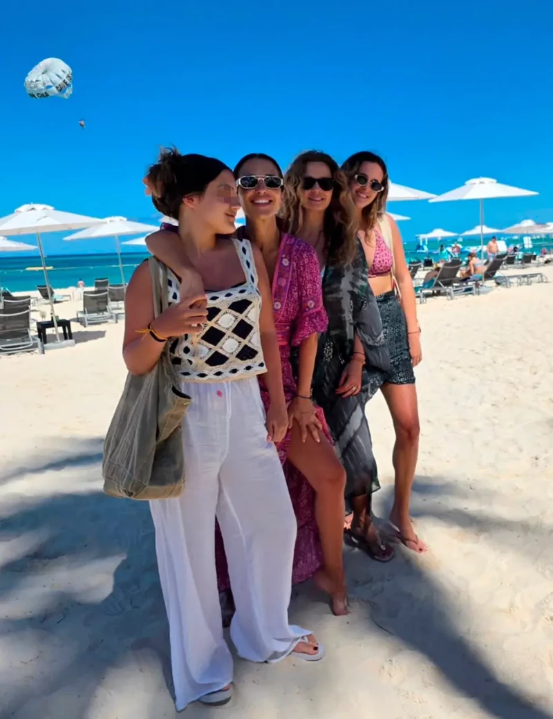 Paula Echevarría y su hija con unas amigas en Punta Cana