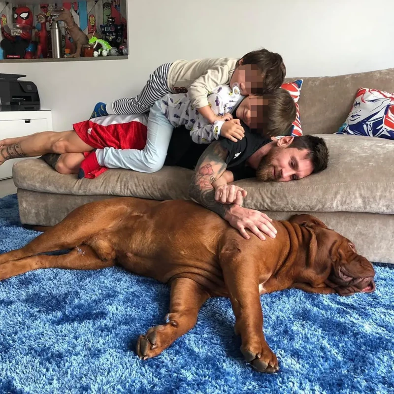 Leo Messi tumbado en el sofá de su casa con sus hijos